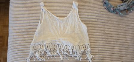 Luftiges Boho Crop-Top in Weiß mit Häkelspitze & Fransen