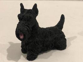 Figurine Chien Scottish Terrier en résine.