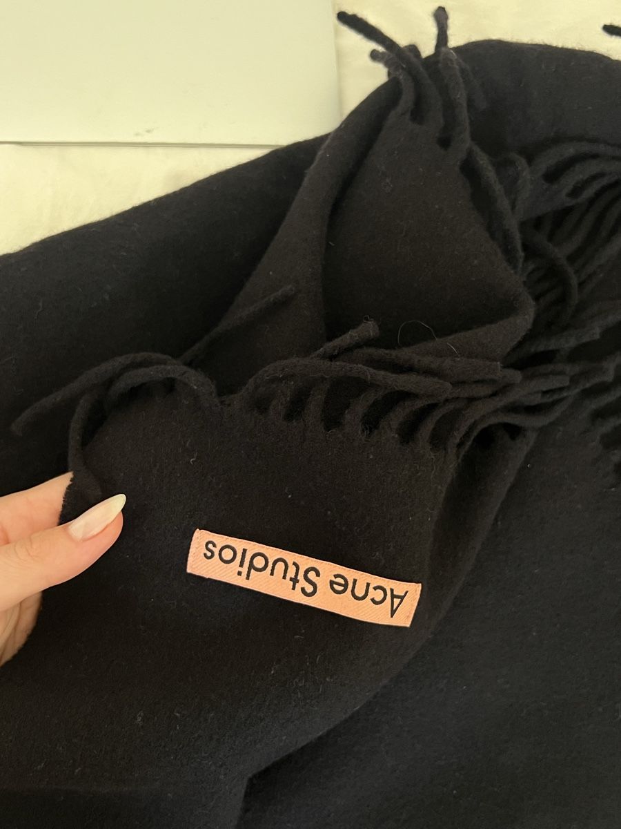 Acne Studios Foulard & Sciarpe: Acne Studios Schal – Usato da Zürich venduto da hannah.liaaa 1