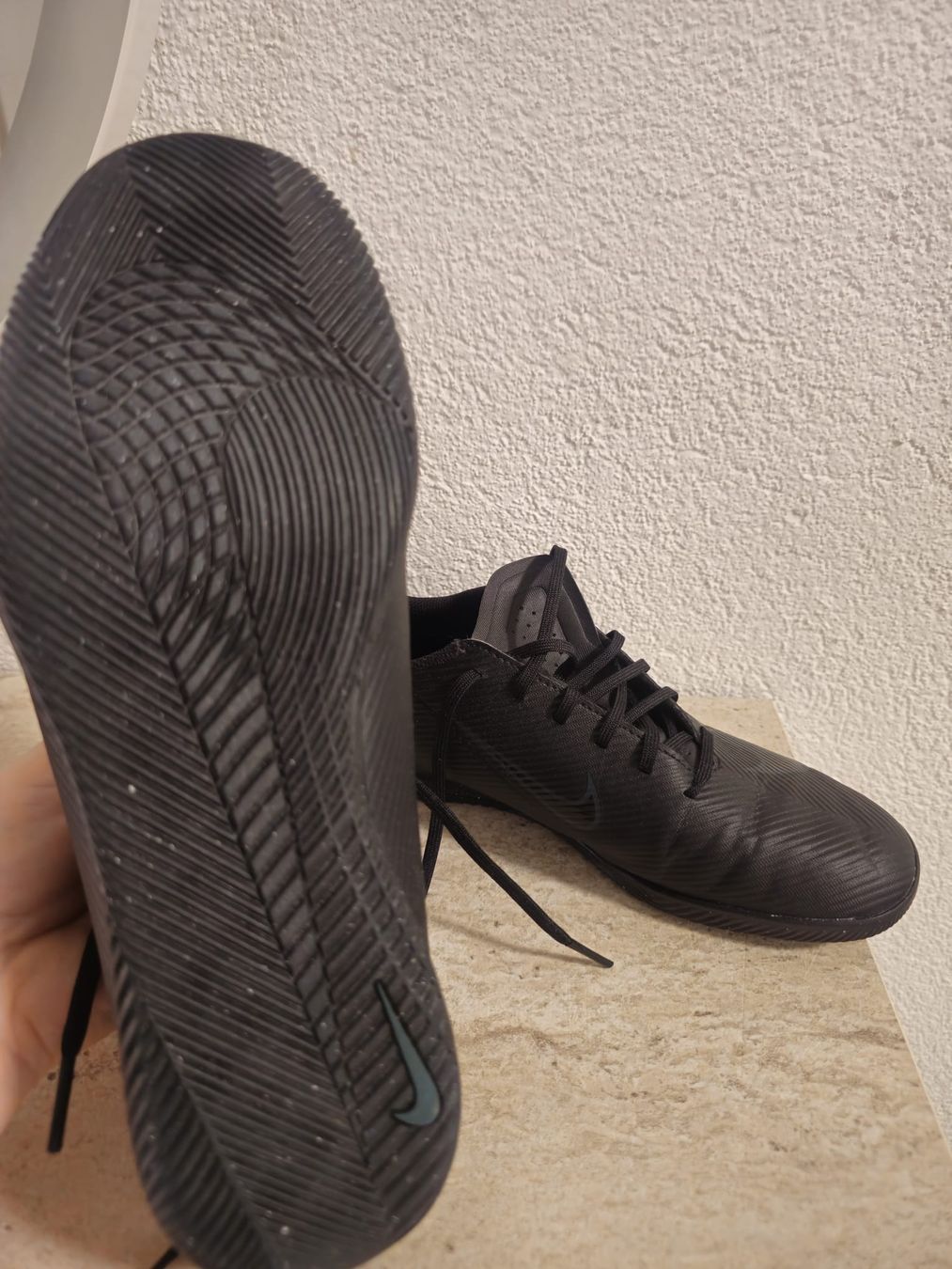 Nike Schuhe für Jungen: Nike Hallenschuhe, Grösse 40, Top Zustand – Neu (gemäss Beschreibung) aus Bern von DinarShopp 1