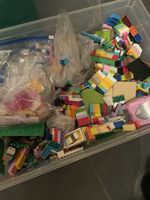 Legos mit diversen Platten und mehreren Anleitungsheften