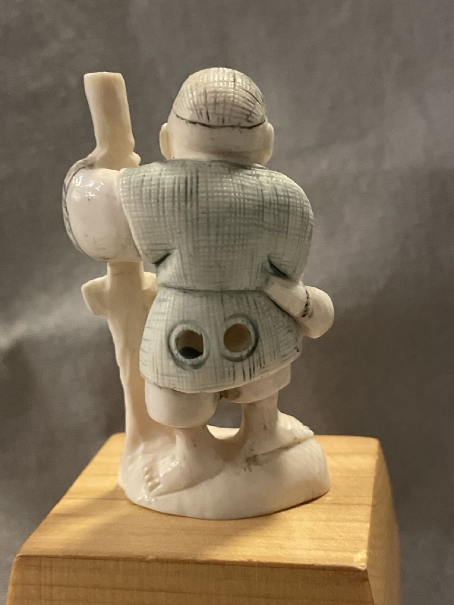 Statuette: Netsuke, Mann mit Bambusstock, signiert – Usato da Embrach venduto da Gauvain1 2