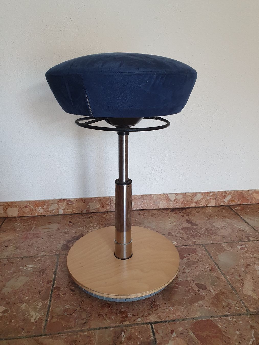 Stühle: Ergonomie Bürohöcker, Bürostuhl – Gebraucht aus Kriens von delee