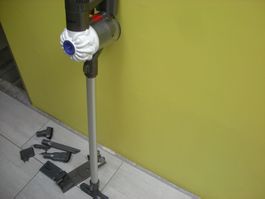 Dyson V-6 Akkustaubsauger mit Rohr + neue Akku