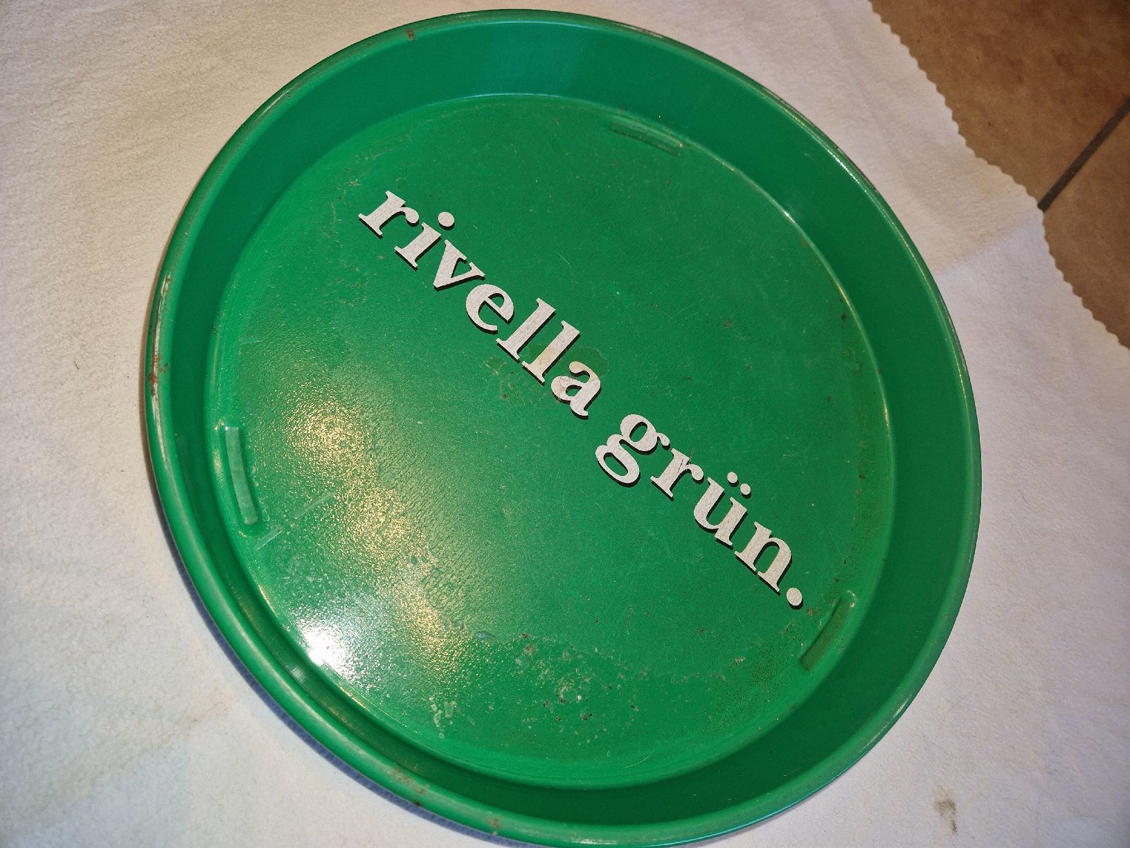Piatti di portata: Rond Rivella grün Trageblech mit Spruch, Serviertablett. – Usato da Willisau venduto da mar_j55v 4