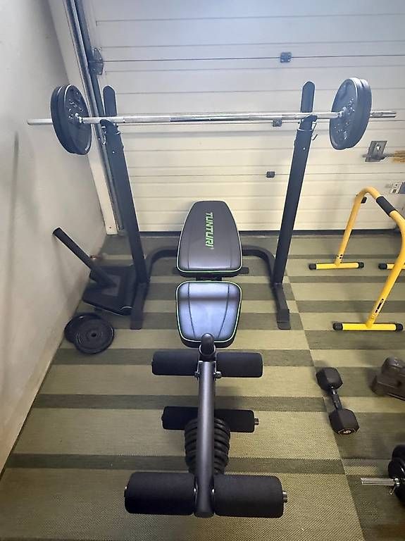 Hometrainer: Banc de musculation + barre + divers poids  – Usato da Savagnier venduto da ben_dx9b