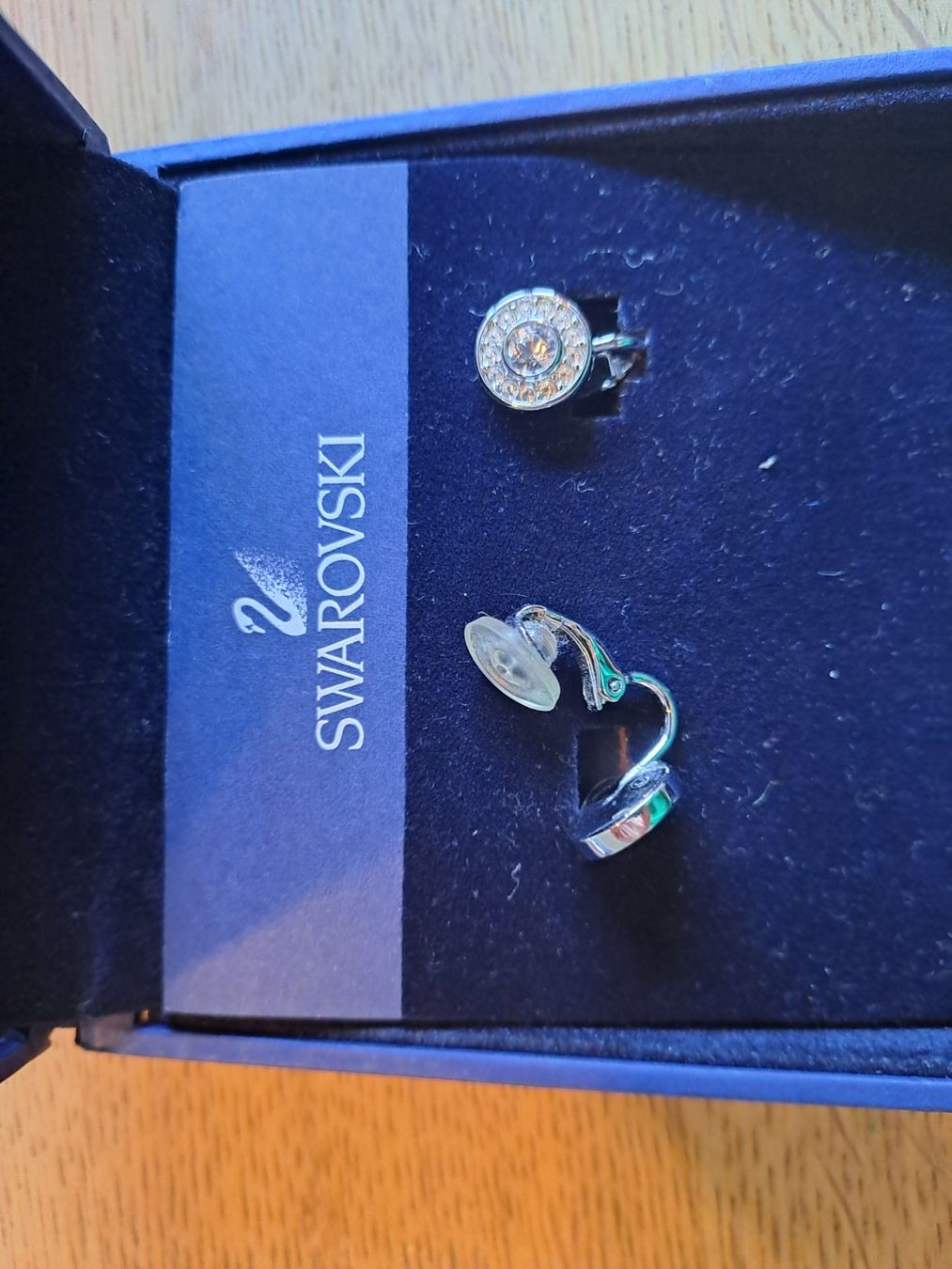 Swarovski Ohrringe & -stecker: Swarovski Ohrclips, neuwertig, mit Box – Gebraucht aus Wislikofen von beatriceelias 1