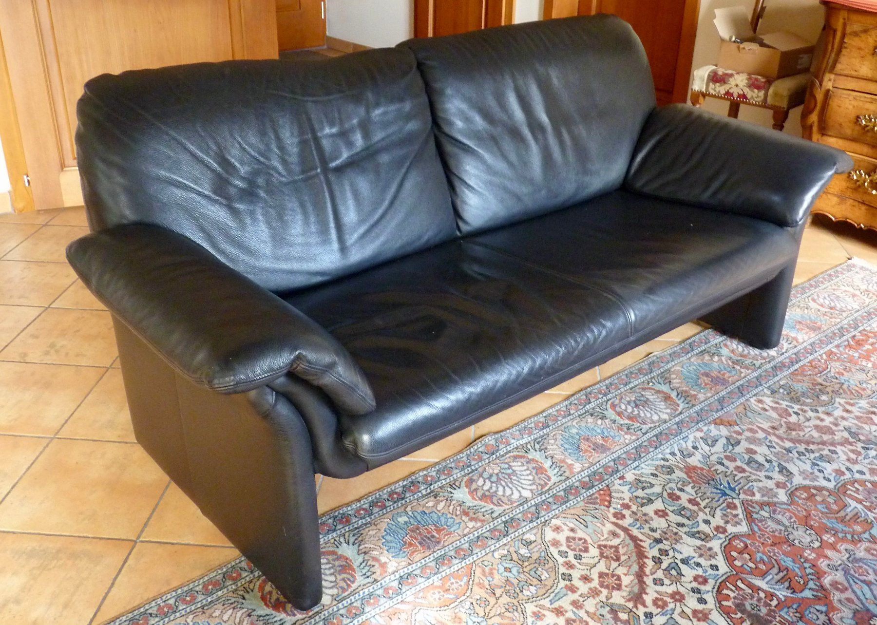 Sofas: Canapé noir en cuir véritable – Gebraucht aus Sorens von raffiot