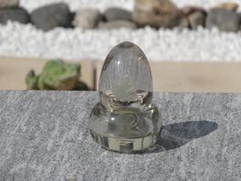 Aus der Glasvitrine: Ei mit Kristalleinschluss im Glashalter