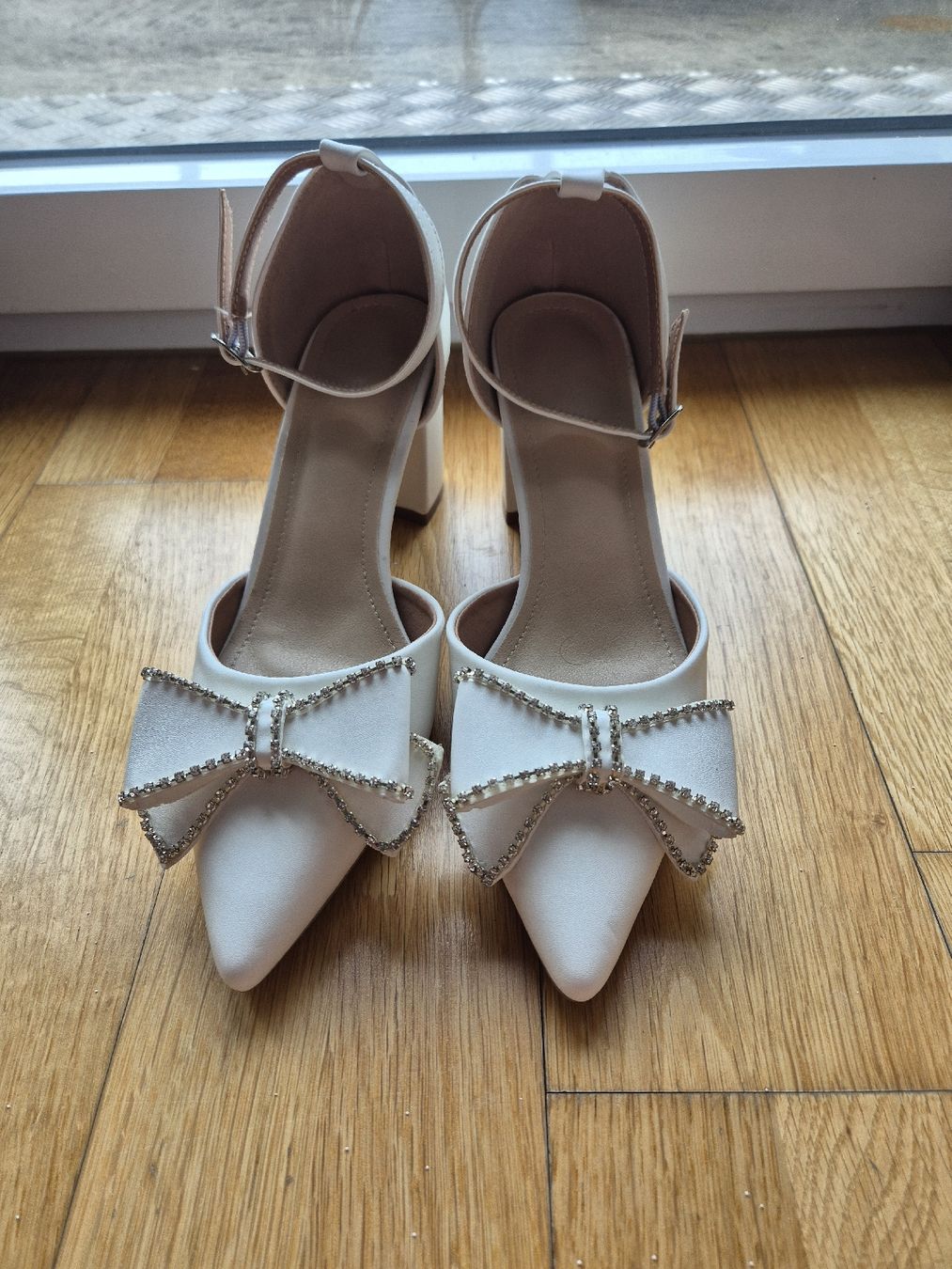 Scarpe da donna: Elegante Pumps in Weiss – Nuovo e nell'imballaggio originale da Uster venduto da panda_leptir 1