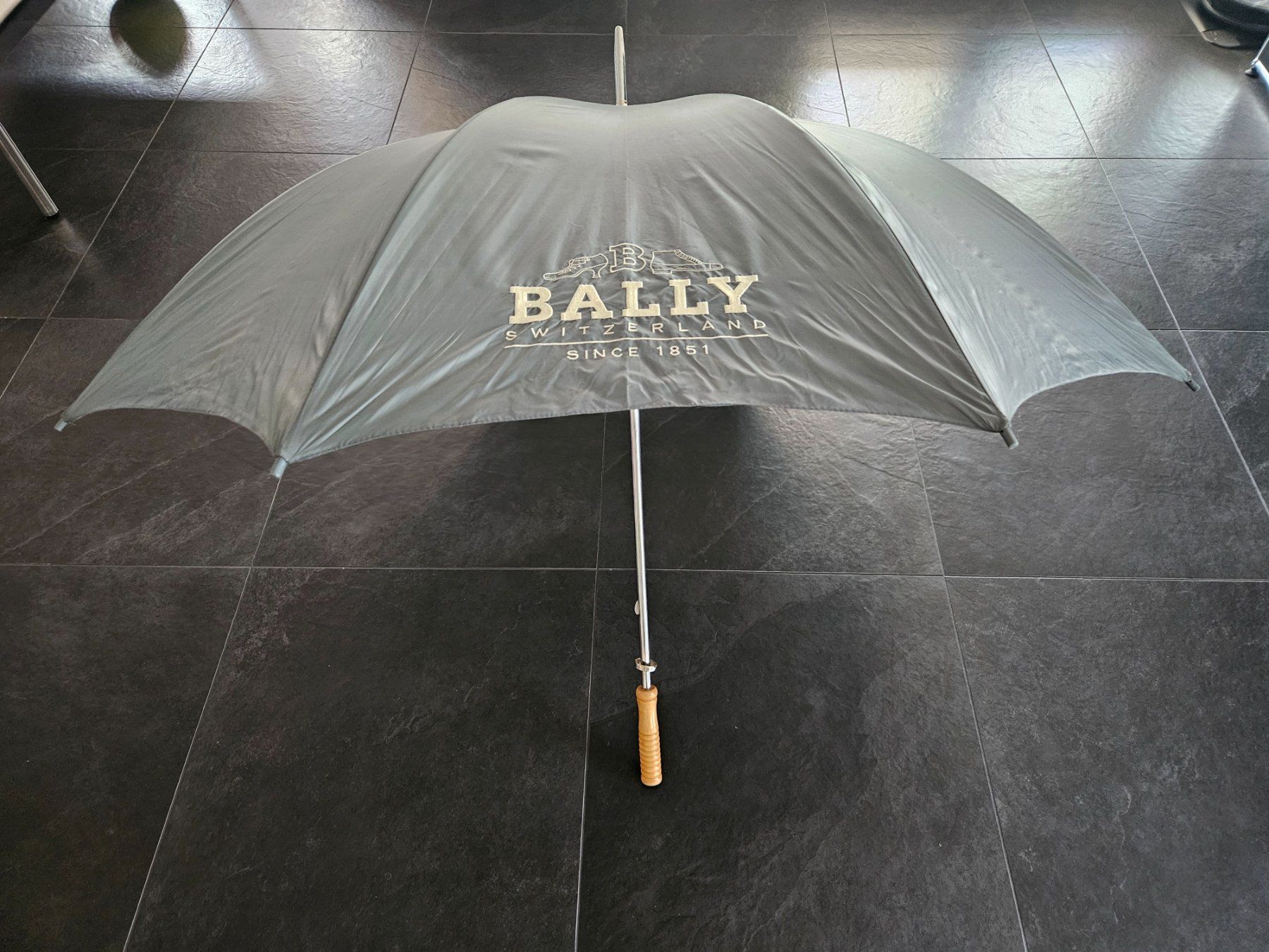 Ombrelli: Grosser Bally Schirm top Zustand – Usato da Wangen ZH venduto da tulipe55