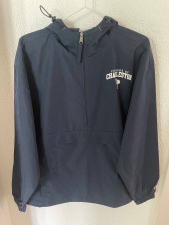 Coole dunkel blaue Windjacke vom Charleston College