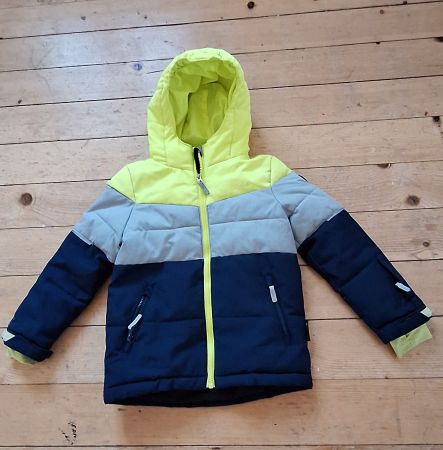 Neuwertige Winterjacke Grösse 122