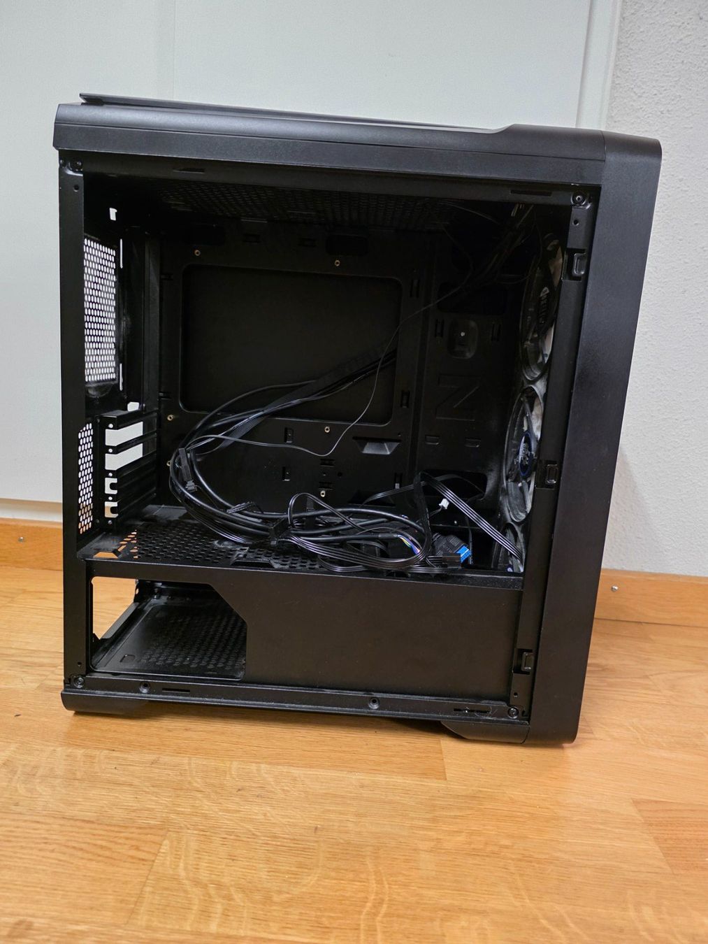Custodie: PC-Gehäuse zalman mit Glasfront – Usato da Bern venduto da KavIndustries 2