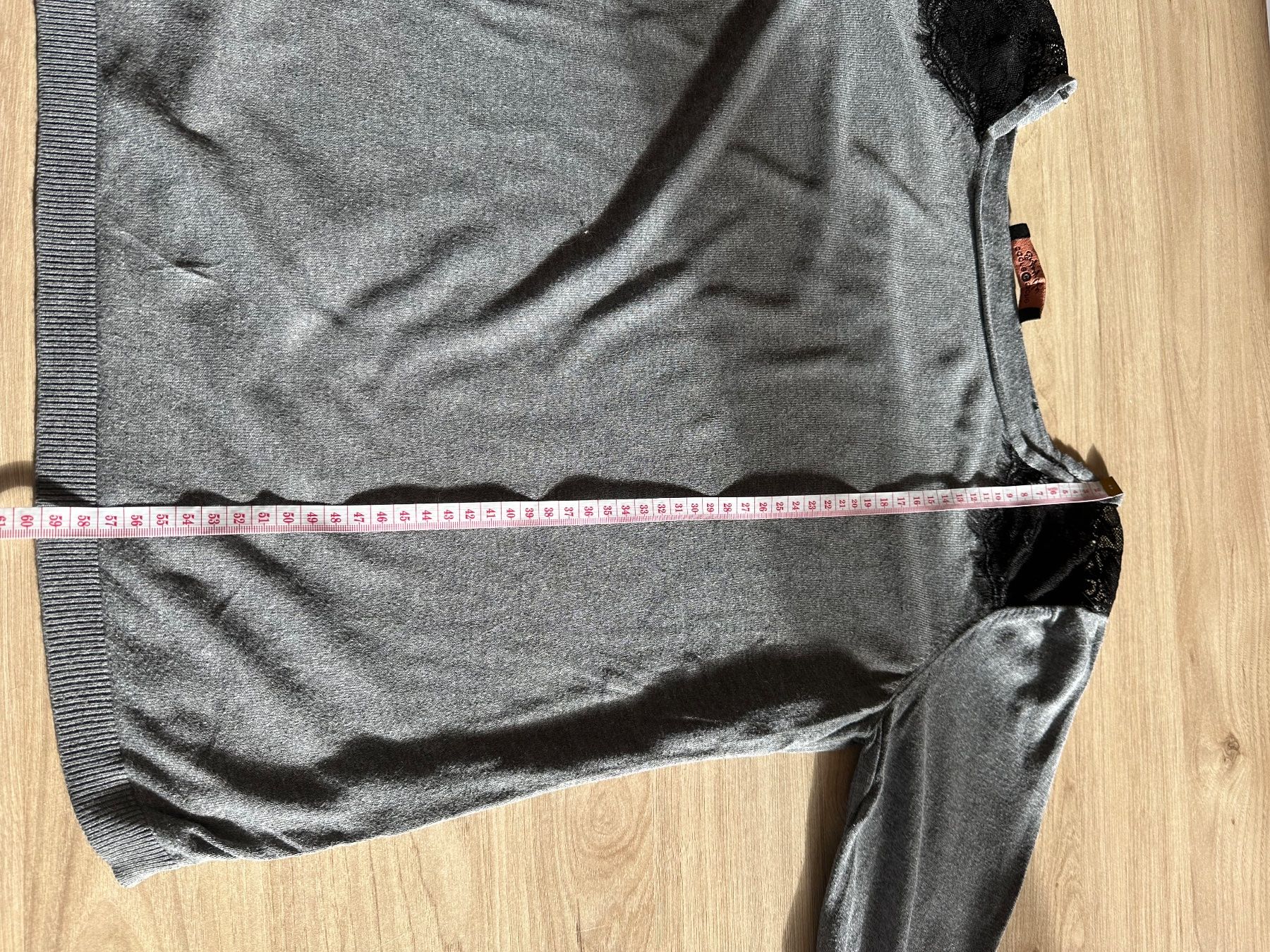 Top: Haut gris – Usato da Lausanne venduto da sou_w9bl 2