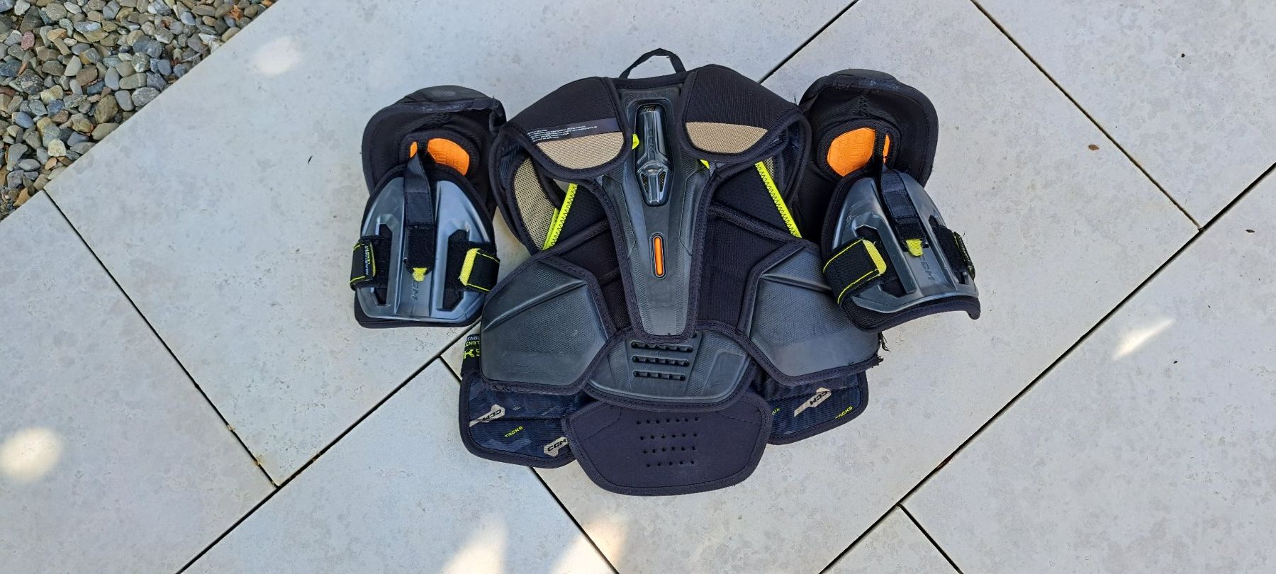 Schutz & Schoner: CCM Schulterschutz Tacks AS-V PRO – Gebraucht aus Mammern von koebue 1