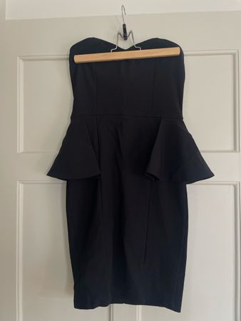 Schwarzes Bandeaukleid mit Schösschen Gr. M