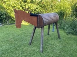 Holzpferd mit Ausrüstung / Bock / Voltige-Pferd /Voltigieren