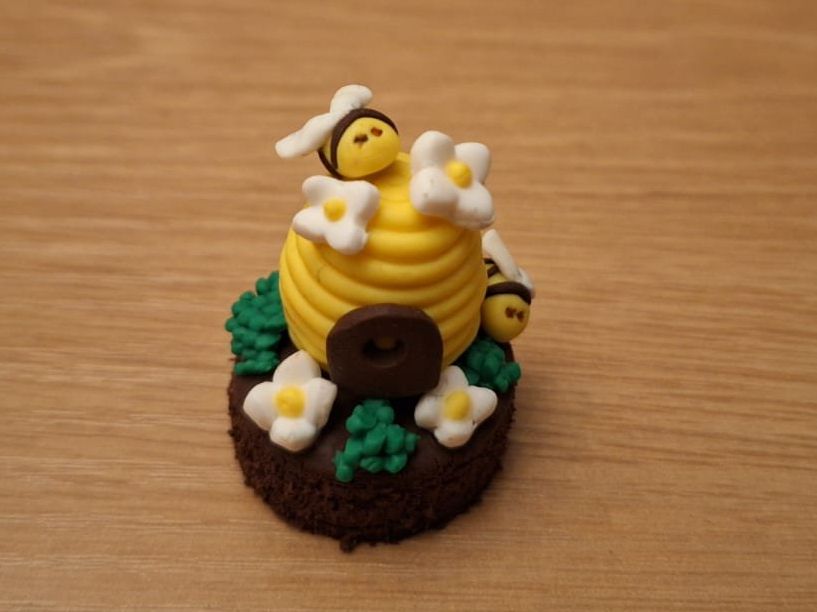 Case e mobili per bambole: Handmade Honig Torte Set, Bienenstich Törtchen – Nuovo (secondo la descrizione) da Zürich venduto da HandmadeTinyFood 3