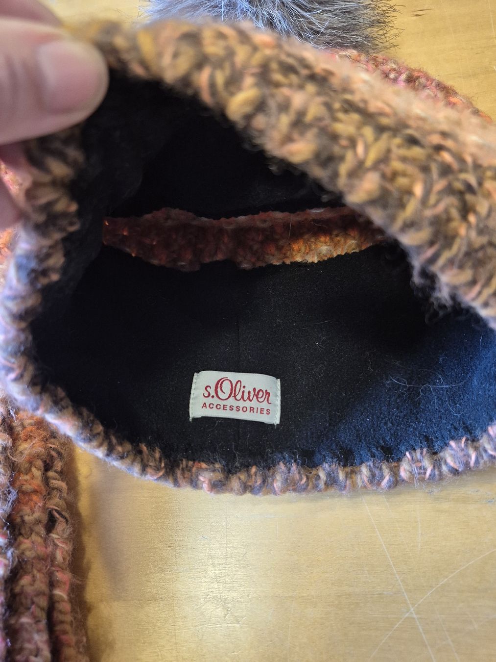 S.Oliver Foulard & Sciarpe: Winterkappe und passender Schal  – Usato da Heimberg venduto da Pfeilfeder 4