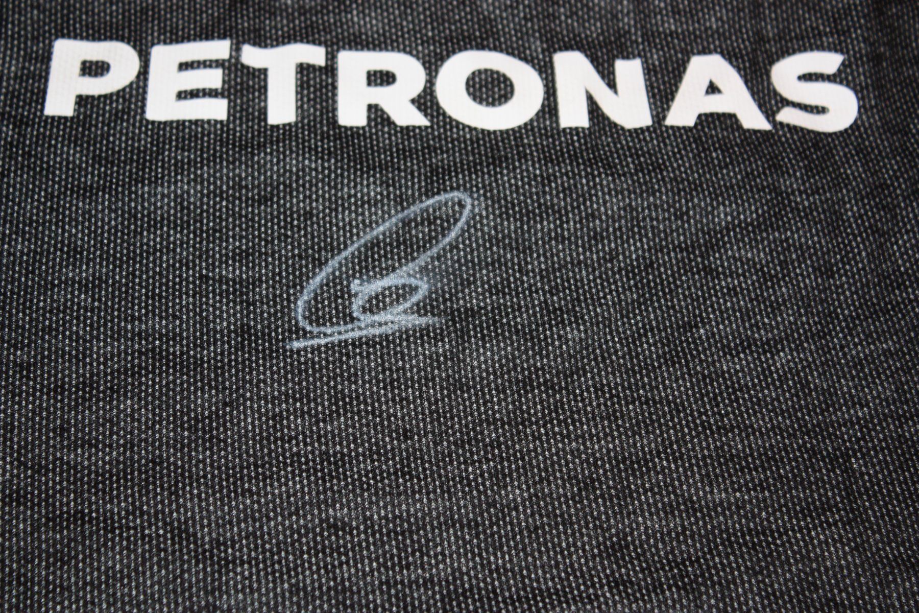 Autografi: LEWIS HAMILTON NOMEX 2022 Signiert. – Usato da PIETERLEN venduto da FORMEL1-MODELLSHOP 5