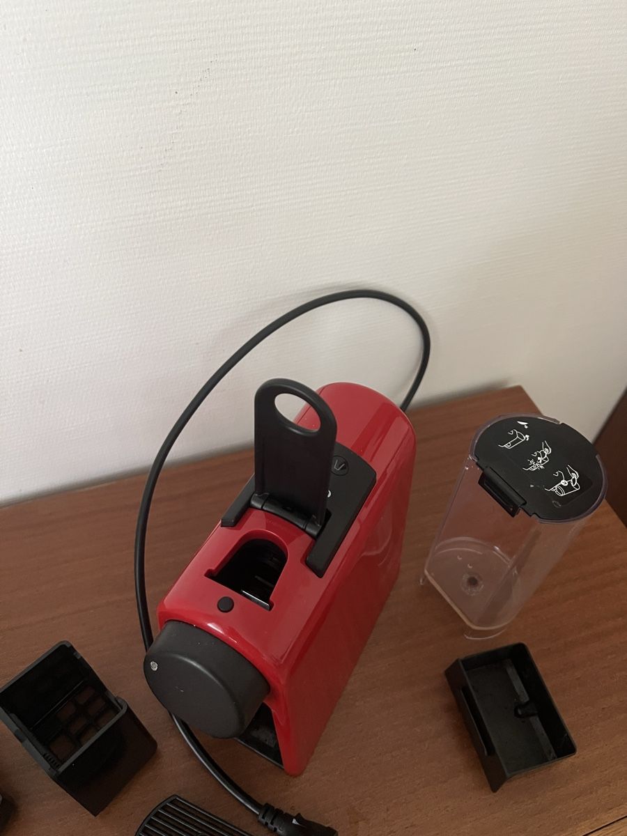 Nespresso Macchine per caffè & Macchine per espresso: Nespresso Maschine Essenza Mini rot – Usato da Basel venduto da pau_hjg2 4