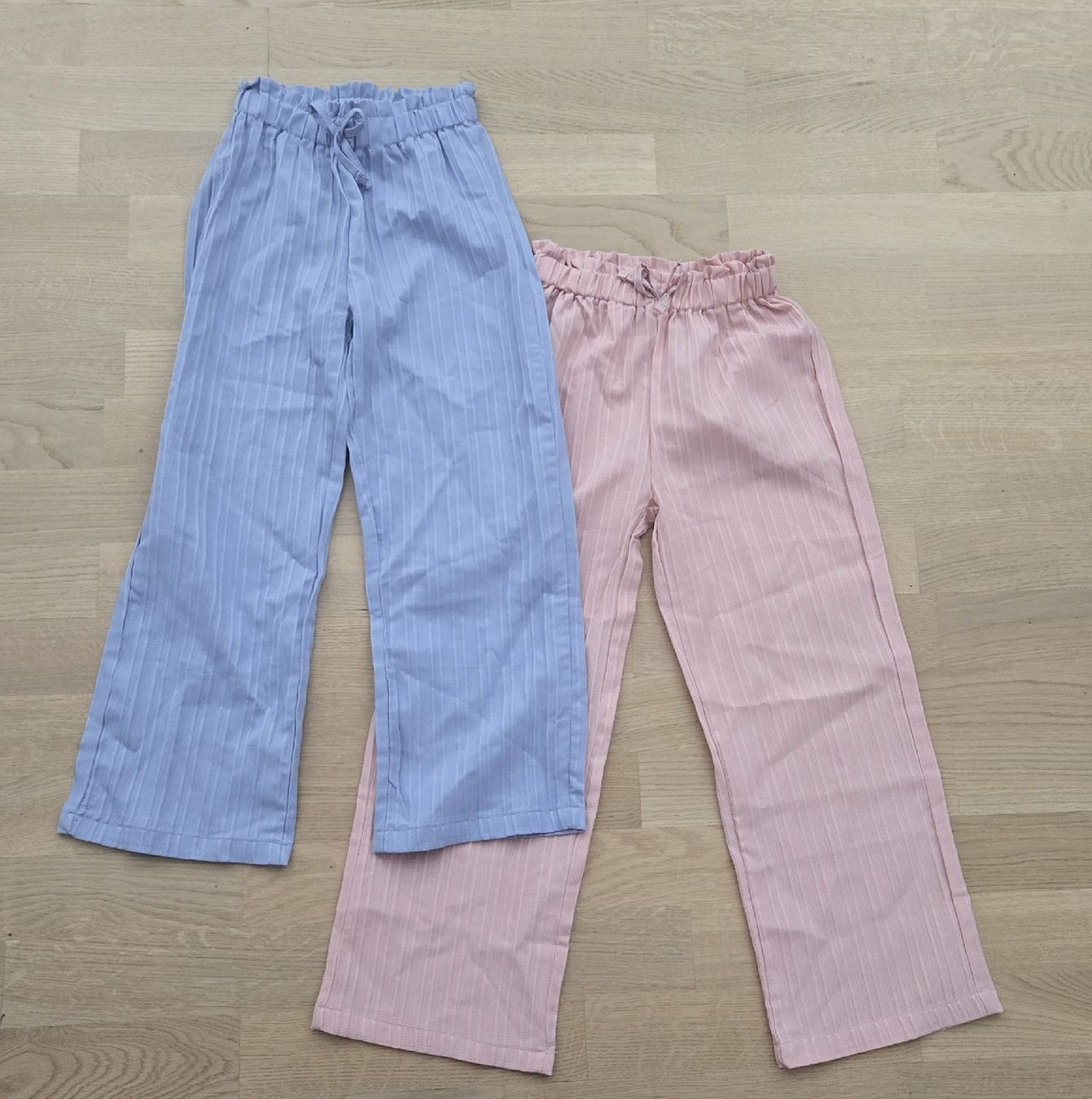 Pantaloni: Rosa und blau gestreifte Hosengrösse 140 – Nuovo e nell'imballaggio originale da Sarmenstorf venduto da Lunares_Mare