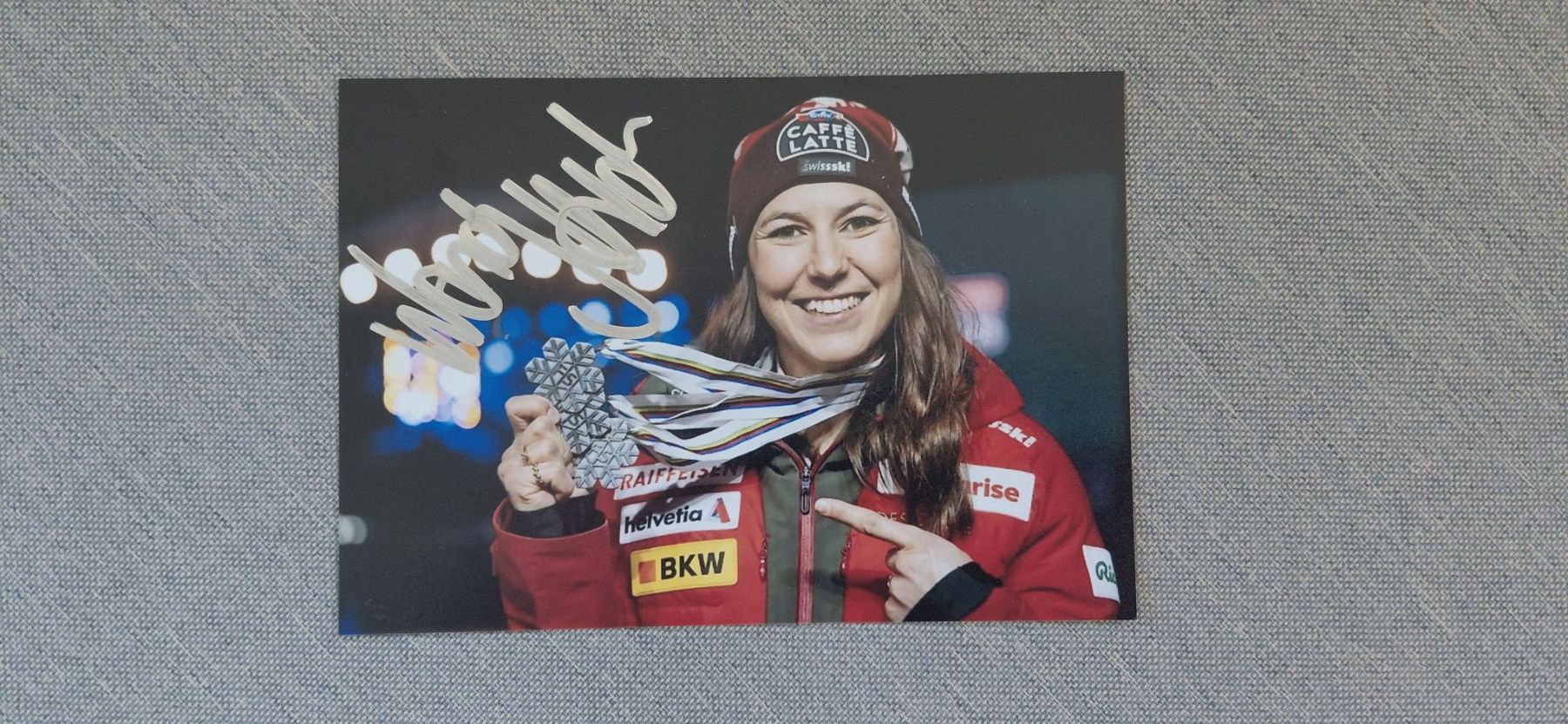 Autografi: Autogramm Wendy Holdener – Usato da Schmerikon venduto da Olympia04