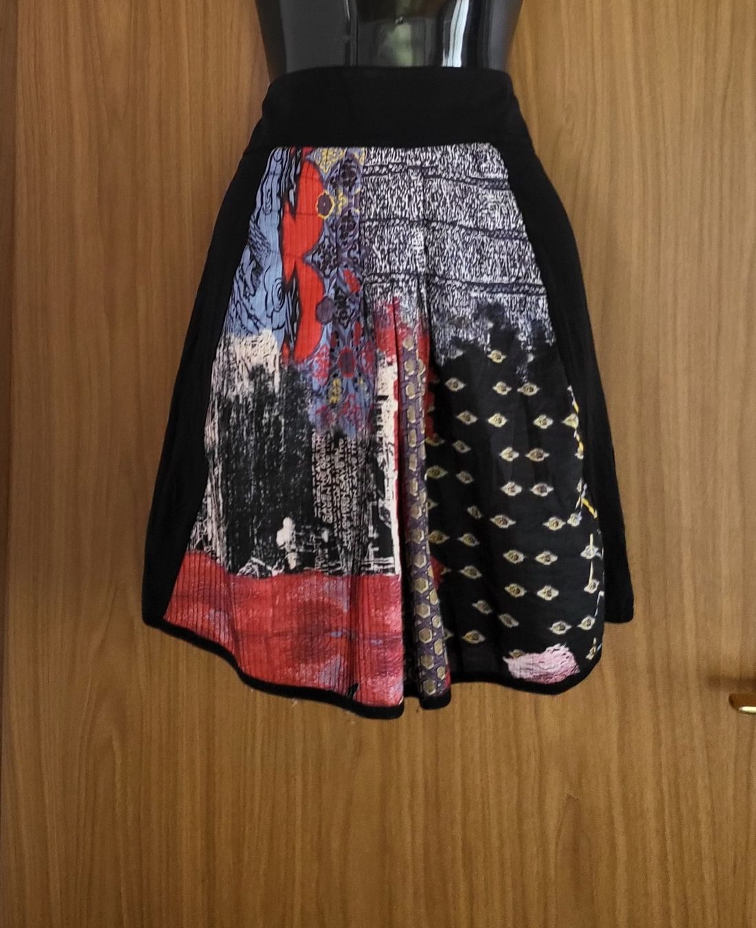 Gonne: Jupe Save The Queen! Taille S, motif original – Usato da Niedergösgen venduto da Eva2410