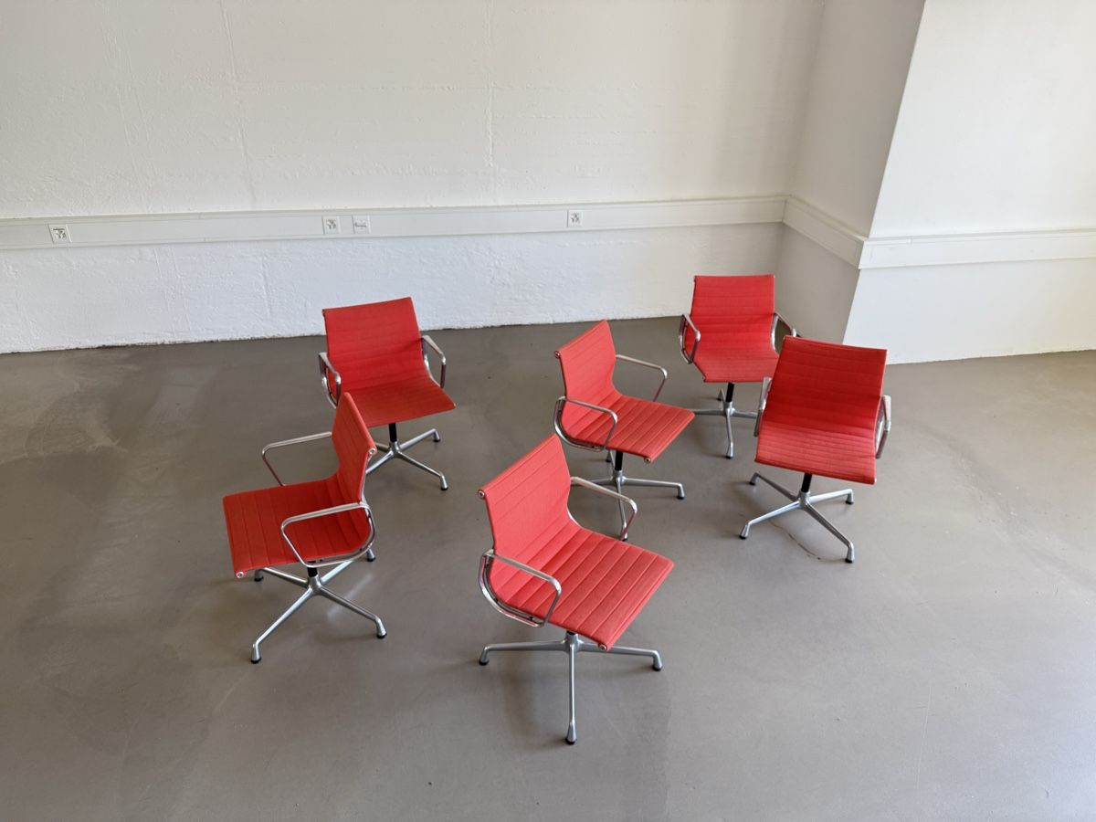 Eames Sedie: Vitra EA 108 Bürostunl von Eames in rotem Hopsak – Usato da Grenchen venduto da Design-Outlet 6