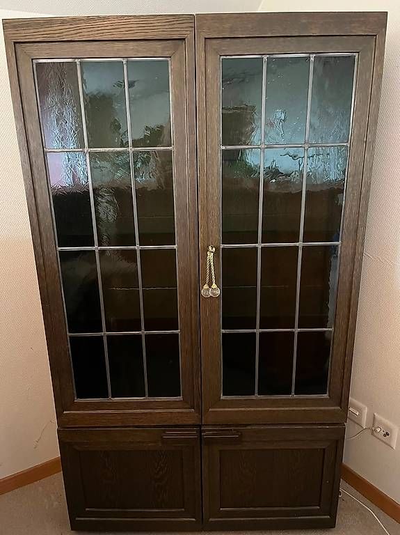 Schränke: Massiver Eichenschrank mit Bleiverglasung – Gebraucht aus Uetikon am see von InfiCa