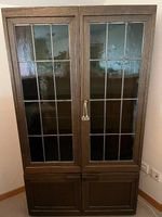 Massiver Eichenschrank mit Bleiverglasung