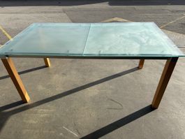 Table à manger en verre, idéale pour les repas d'été!