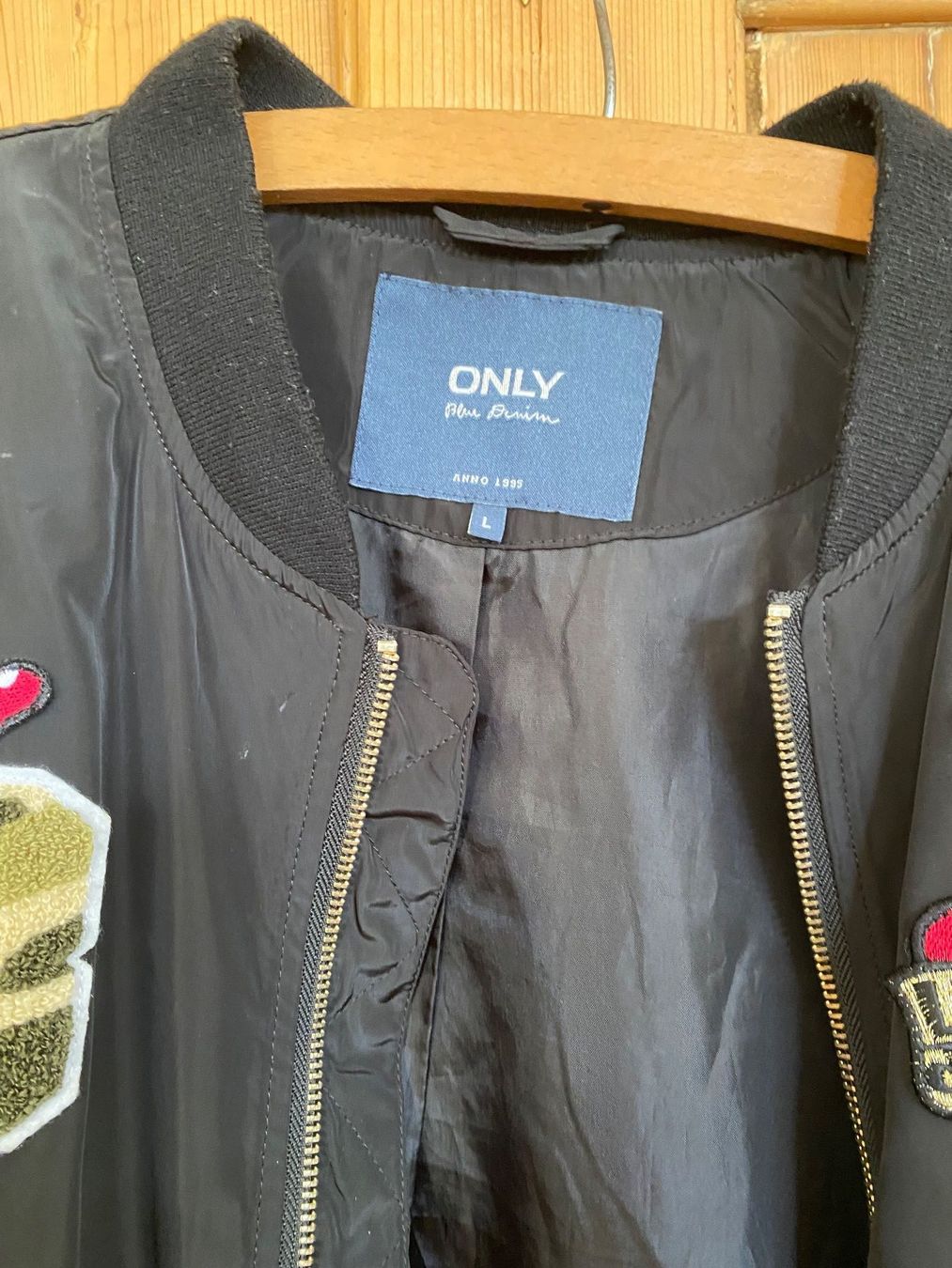 Only Giacche: Blouson Schwarz mit Stickern – Usato da Riedholz venduto da emm_22qn 4