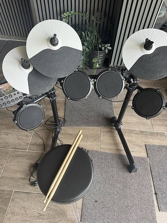 Instruments de musique: Batteria  – D'occasion à Bogno par mui_9gcy 2