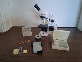 Microskop mit Zubehör