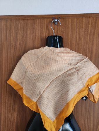 Carré de soie 100% soie femme motif carreaux jaune