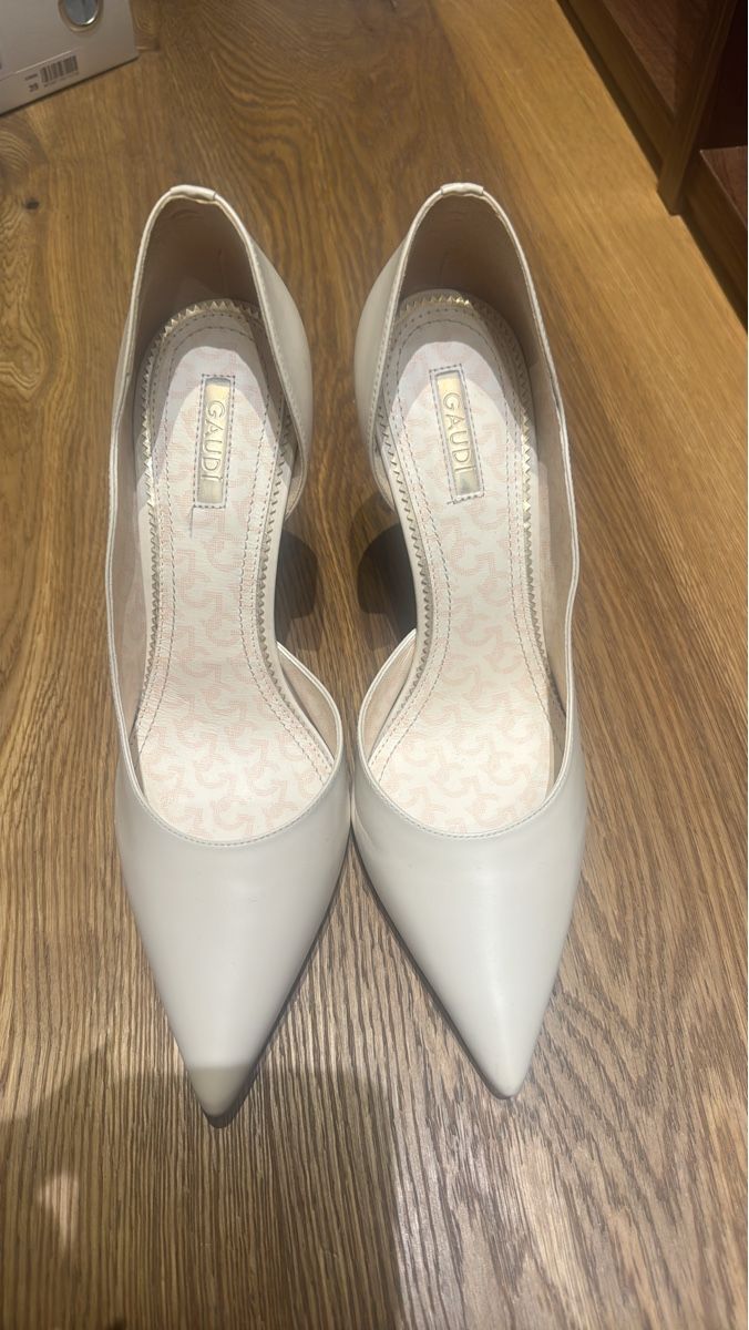 Damenschuhe: GAUDI Pumps weiss Grösse 39 neu mit Box – Neu und originalverpackt aus Rapperswil SG von LR07