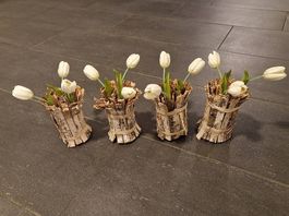 4 x Dekoartikel aus Birkenholz mit künstlichen Tulpen