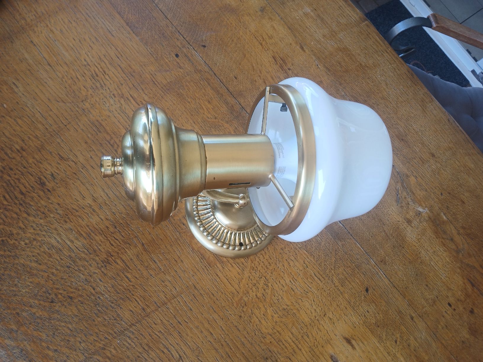 Lampade: Lampe Murale Vintage Dorée & Blanc Opaline – Usato da Corcelles-Payerne venduto da evalyne 1
