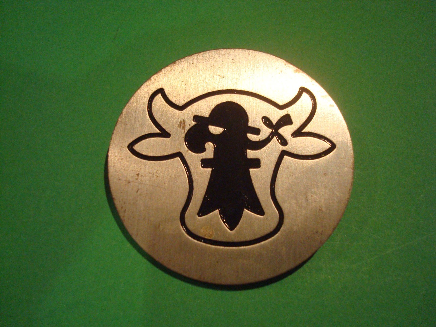 Placchette & Badge: Plakette Schnitzelbangg 1977 – Usato da Riehen venduto da Baerewaegli