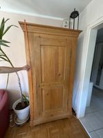 Antiker Schrank aus Tannenholz mit Riss gebraucht