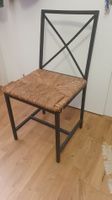 stabiler Stuhl aus Metall mit Holz