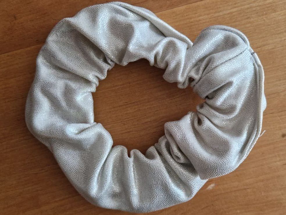Haarschmuck: Scrunchie weiss glitzer - Haargummi – Gebraucht aus Frauenfeld von jgh_gx6v