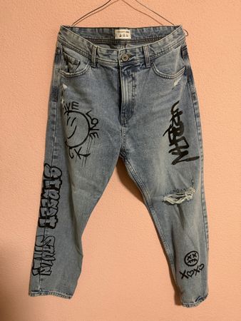 Jeans Mom Fit con graffiti, taglia 44Eu- Look unico!