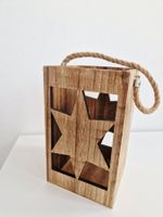 Grosse Laterne mit Stern aus Holz als Weihnachtsdekoration