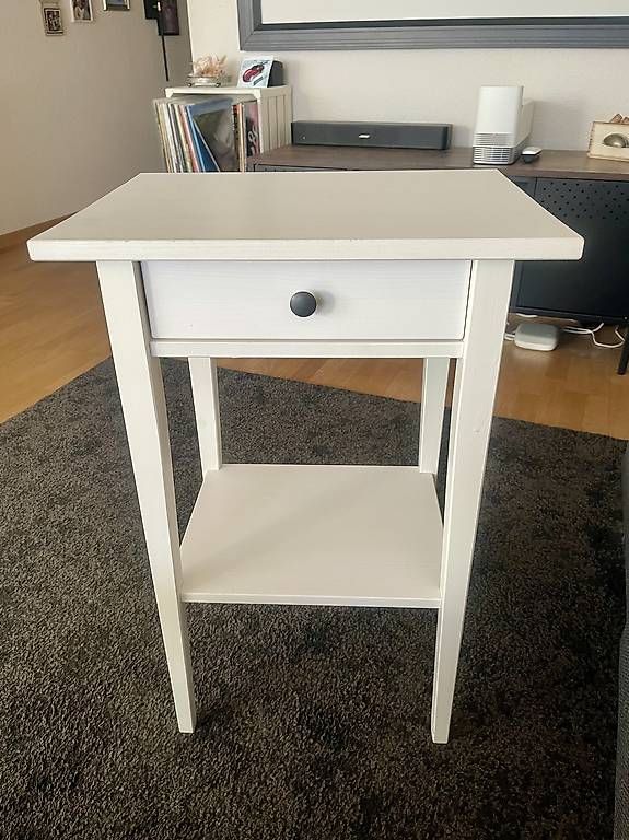 Ikea Tables de nuit: Hemnes Nachttisch von IKEA – D'occasion à Münsingen par martinschmid84