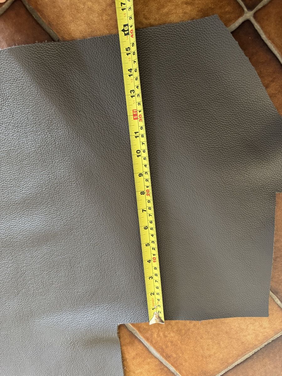 Tessuti: cuir véritable/ echtes Leder grau 0.5m2, 2.5mm – Nuovo e nell'imballaggio originale da Veyras venduto da ValClasse 2
