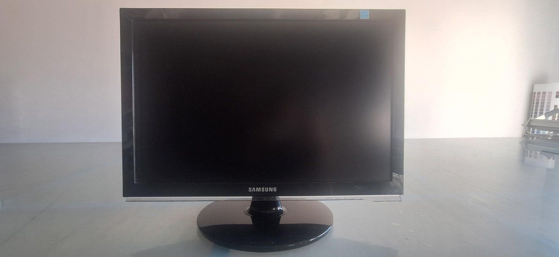 Samsung Monitore: Bildschirm Samsung SyncMaster 2253LW – Defekt aus Gampel von topper