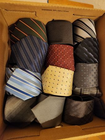 Lot de 13 cravates hommes motifs variés